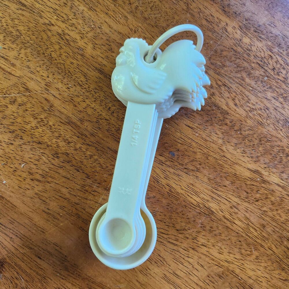 Vintage Rooster Chicken Measuring Spoons Set 5 pc Cream Plastic 1/4 tsp to 1